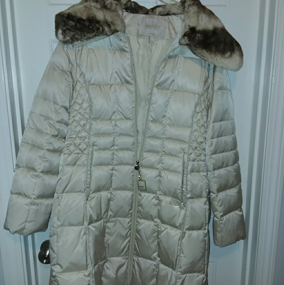 Woman's winter jacket by Shelli Segal -Laundry